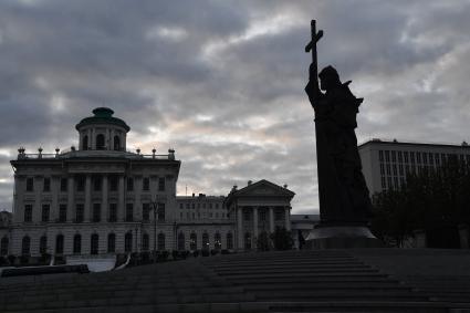 Москва.   Памятник князю Владимиру на Боровицкой площади.