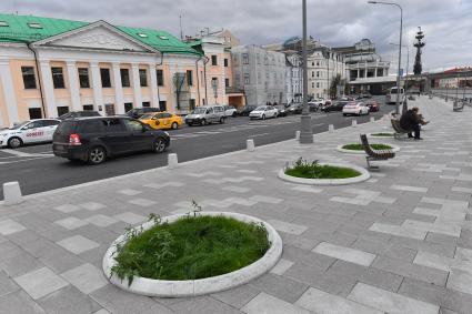 Москва.   На  Якиманской  набережной.