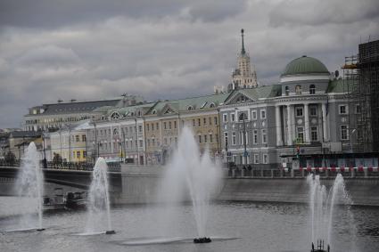 Москва.   Фонтаны на Водоотводном канале у Лужкова моста.