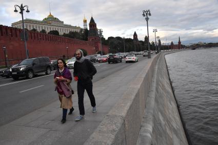 Москва.   Туристы на Кремлевской набережной.