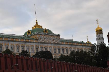 Москва.  Вид на Бльшой Кремлевский дворец.