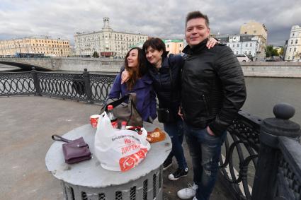 Москва.   Туристы  на Якиманской набережной.