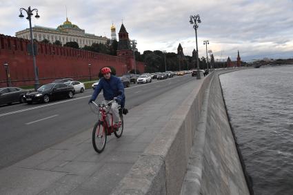 Москва.   Велосипедист на Кремлевской набережной.