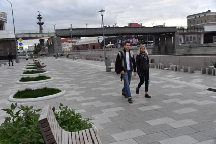 Москва. Пешеходы на Якиманской набережной.