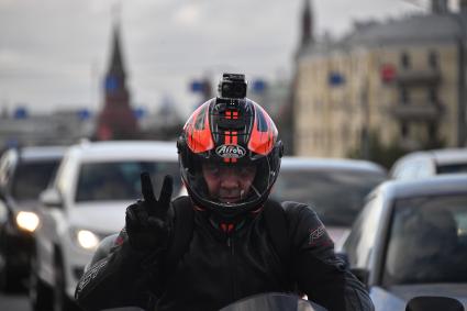 Москва. Мотоциклист в шлеме с камерой видеорегистратора.