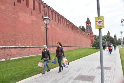 Москва.   Кремлевская   набережная.