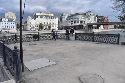 Москва. Туристы на Якиманской набережной.