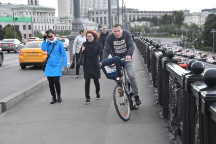 Москва.   Велосипедист на Большом Каменном мосту.