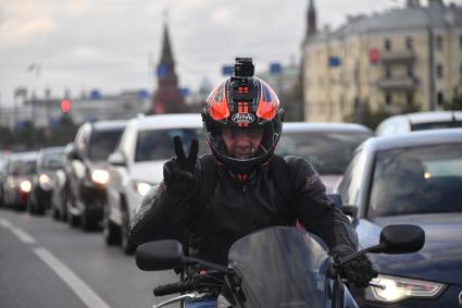 Москва.   Мотоциклист в шлеме с камерой видеорегистратора.