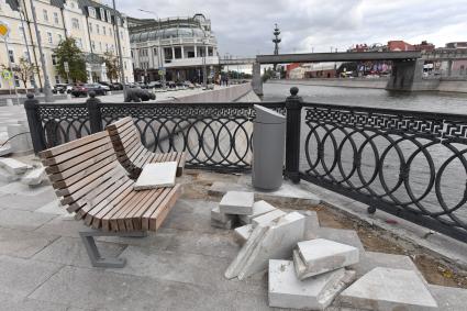 Москва. Работы по укладке тротуарной плитки на Якиманской набережной.