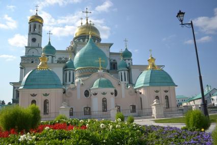 Московская область, Истра.  Вид на Новоиерусалимский монастырь и Воскресенский собор.