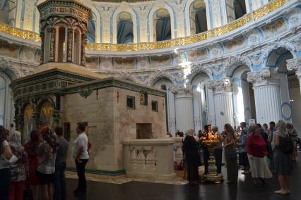 Московская область, Истра. Очередь в кувуклию, к Гробу Господню в Воскресенском соборе в Новоиерусалимском монастыре.
