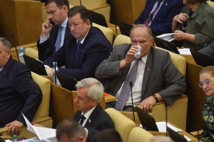 Москва. Лидер КПРФ Геннадий Зюганов ( справа) и заместитель председателя ЦК КПРФ, председатель комитета Госдумы РФ по аграрным вопросам Владимир Кашин ( в центре) во время первого пленарного заседания осенней сессии Госдумы РФ.