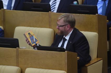 Москва. Член Комитета Государственной Думы РФ по международным делам Виталий Милонов во время первого пленарного заседания осенней сессии Госдумы РФ.