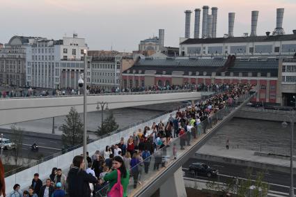 Москва. Посетители на `парящем` мосту на территории парка `Зарядье`.