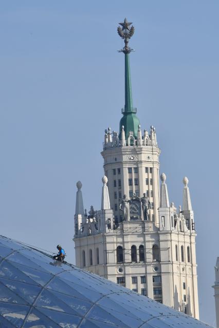 Москва. Ремонтные работы на стеклянном куполе на территории парка `Зарядье`.