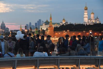 Москва. Посетители на территории парка `Зарядье`.