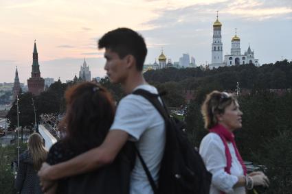 Москва. Посетители на территории парка `Зарядье`.