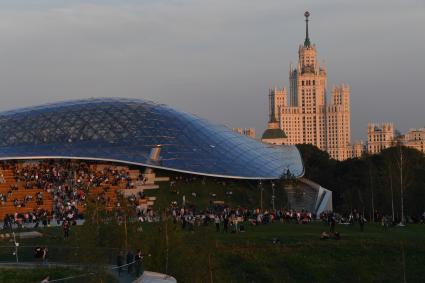 Москва. Посетители на территории парка `Зарядье`.