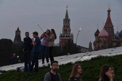 Москва. Посетители на территории парка `Зарядье`.