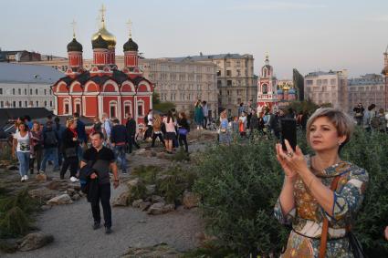 Москва. Собор Знаменского монастыря (слева) на территории парка `Зарядье`.