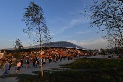 Москва. Посетители на территории парка `Зарядье`.