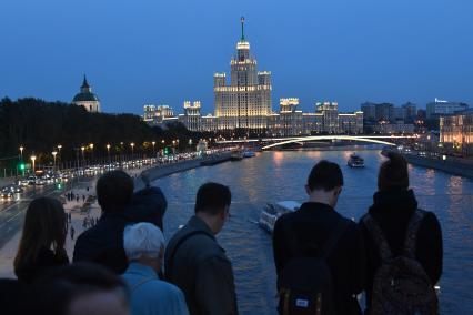 Москва. Посетители на территории парка `Зарядье`.