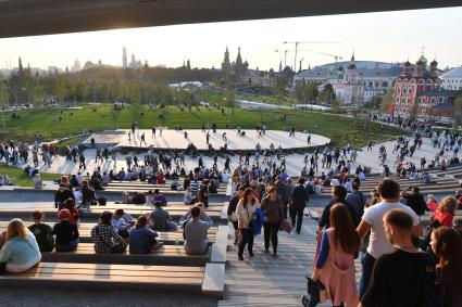 Москва. Посетители под стеклянным куполом на территории парка `Зарядье`.