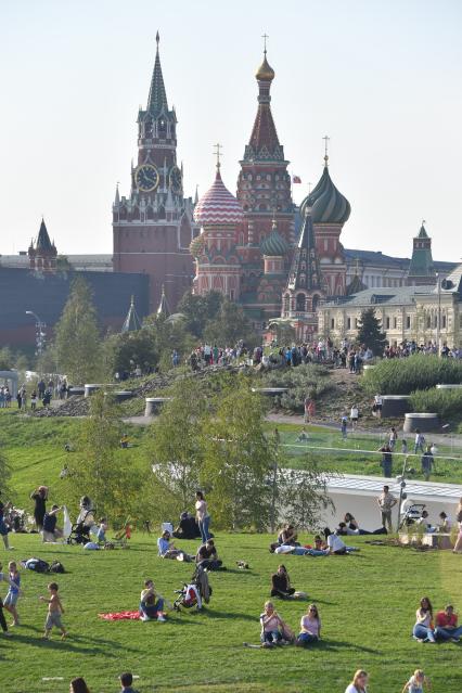 Москва. Посетители на территории парка `Зарядье`.