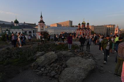 Москва. Посетители на территории парка `Зарядье`.