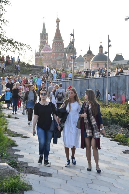 Москва. Посетители на территории парка `Зарядье`.