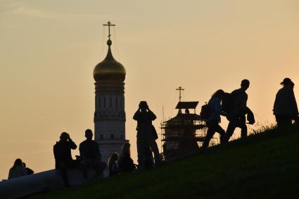 Москва. Посетители на территории парка `Зарядье`.