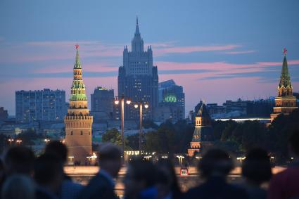 Москва. Вид на Кремль и здание МИД c `парящего` моста на территории парка `Зарядье`.