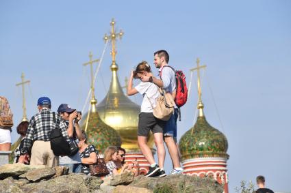 Москва. Посетители на территории парка `Зарядье`.