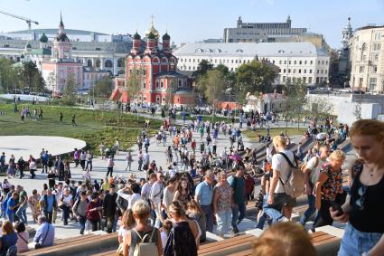 Москва. Посетители на территории парка `Зарядье`.