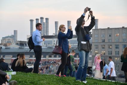 Москва. Посетители на территории парка `Зарядье`.