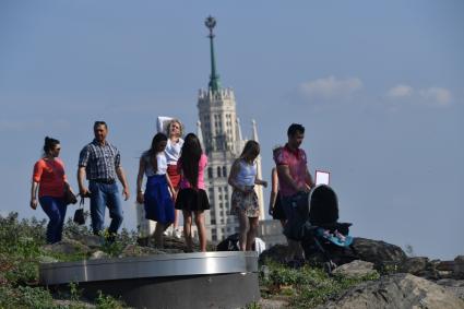 Москва. Посетители на территории парка `Зарядье`.