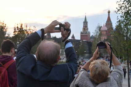 Москва. Посетители на территории парка `Зарядье`.