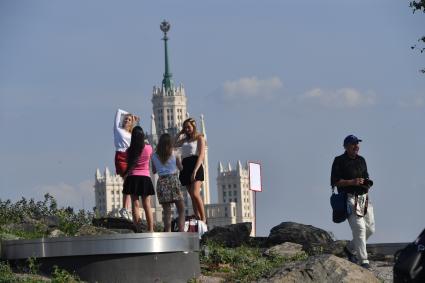 Москва. Посетители на территории парка `Зарядье`.