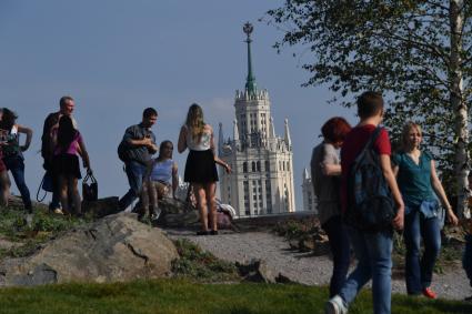 Москва. Посетители на территории парка `Зарядье`.