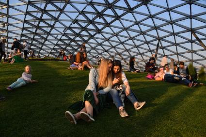 Москва. Посетители под стеклянным куполом на территории парка `Зарядье`.