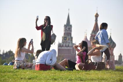 Москва. Посетители на территории парка `Зарядье`.