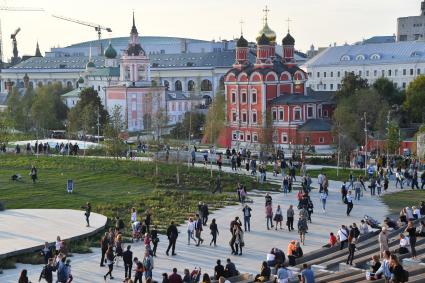 Москва. Собор Знаменского монастыря (в центре) на территории парка `Зарядье`.