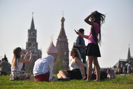 Москва. Посетители на территории парка `Зарядье`.