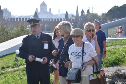 Москва. Посетители на территории парка `Зарядье`.