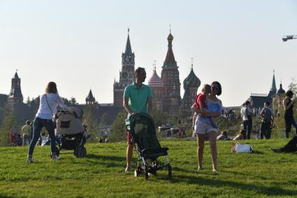 Москва. Посетители на территории парка `Зарядье`.