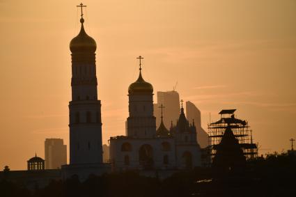 Москва. Вид на колокольню Ивана Великого с территории парка `Зарядье`.