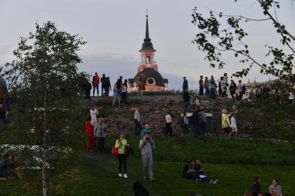 Москва. Посетители на территории парка `Зарядье`.