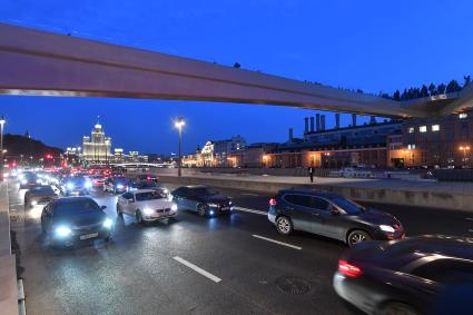 Москва. `Парящий` мост парка `Зарядье` над Москворецкой набережной.