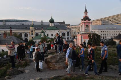 Москва. Посетители на территории парка `Зарядье`.